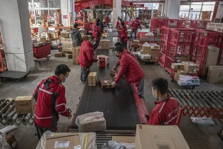 The Nexpresss team working in a warehouse